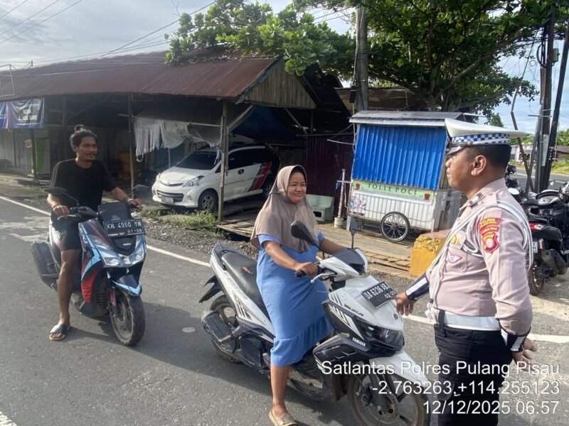 Patroli Polres Pulang Pisau di Daerah Rawan Pelanggaran Lalu Lintas, Tak Pakai Helm Langsung Disuruh Beli