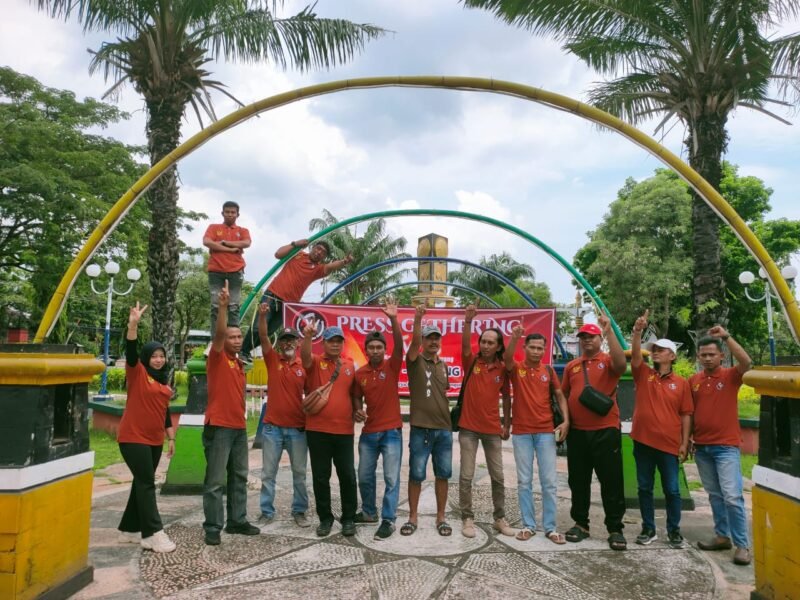 TargetNew.id/Foto/Puluhan anak yatim di Kabupaten Sampang menerima santunan oleh Aliansi Wartawan Sampang (AWAS) jelang pemberangkatan AWAS Press Gathering tahun 2025 di laksanakan di Kota Batu Jawa Timur.