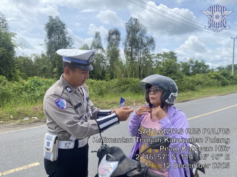 Anggota Polantas Bantu “Klik” Helm Pengendara Roda Dua Demi Keselamatan Saat Berkendara