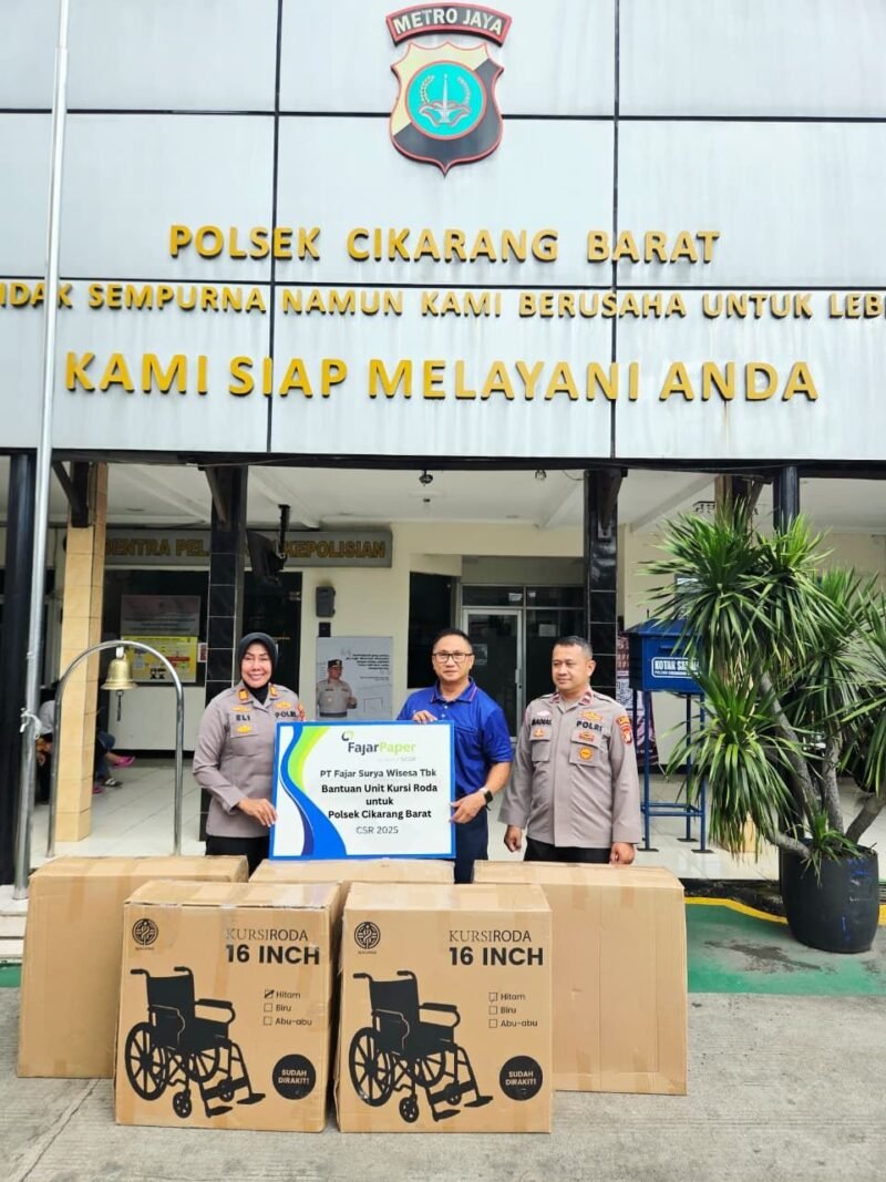TargetNews.ID/Foto/PT Fajar Surya Wisesa Tbk (FajarPaper), produsen kertas kemasan terkemuka di Indonesia, kembali menunjukkan kepedulian sosial dengan turut menyalurkan unit kursi roda dan mesin pencacah serta mesin pengayak sampah organik.
