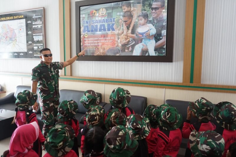 TargetNews.ID/Foto/Suasana penuh keceriaan tampak menyelimuti halaman Makodim 0416/Bute ketika puluhan siswa TK Tunas Harapan PTPN IV datang berkunjung dalam rangka program TNI Sahabat Anak, Jumat (12/12/2025).