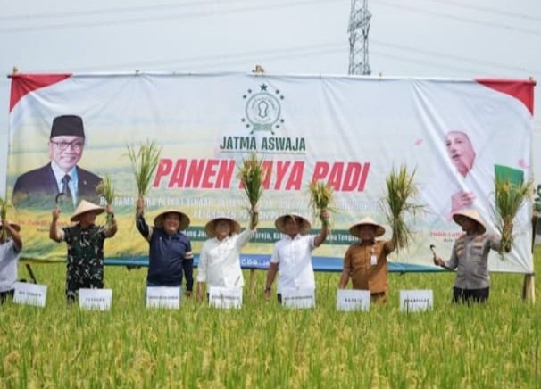 TargetNews.id/Foto/Menteri Koordinasi (Menko) Bidang Pangan Zulkifli Hasan (Zulhas) berjanji perbaiki infrastruktur saluran irigasi untuk mendukung kelancaran distribusi air dari Bendung Cipero ke lahan pertanian di wilayah Kecamatan Warureja.