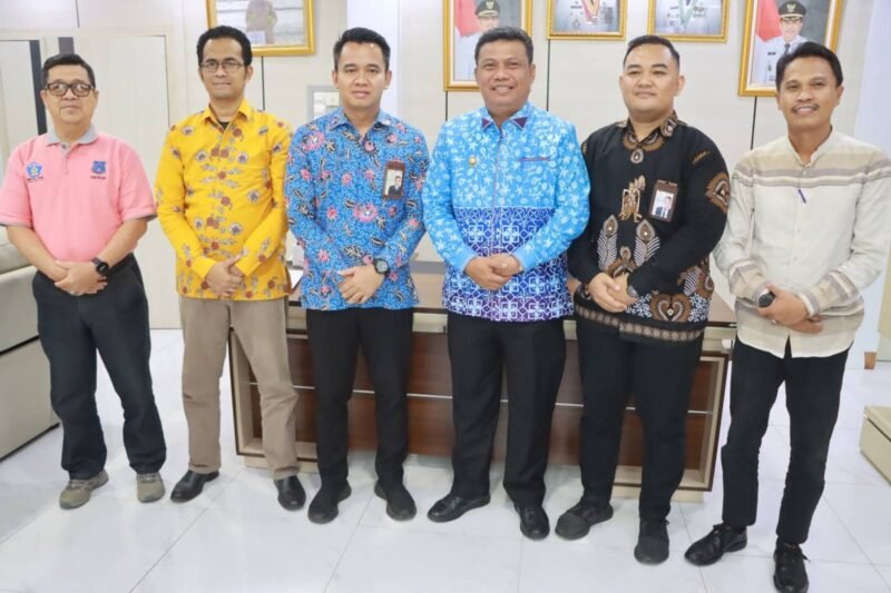 TargetNews.id/Foto/Wakil Bupati Tanjung Jabung Barat (Tanjab Barat), Dr. H. Katamso SA, S.E., M.E., menerima kunjungan kerja Perwakilan Ombudsman RI Provinsi Jambi di Ruang Kerja Wakil Bupati pada Jumat (12/12/2025). Dalam pertemuan tersebut, Wabup didampingi oleh Staf Ahli Bidang Pemerintahan dan Plt. Kepala Dinas Kependudukan dan Pencatatan Sipil.