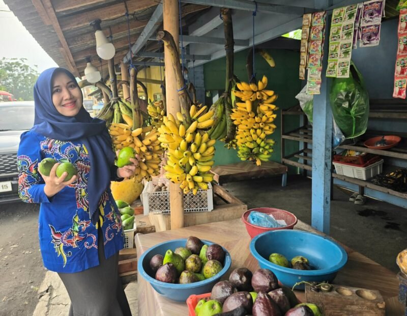 TargetNews.ID/Foto/Senator cantik asal Jawa Timur, Lia Istifhama, menyampaikan kepedulian mendalam terhadap para pedagang buah yang kini menghadapi tantangan berat dalam mempertahankan usahanya. Menurut Lia, para pedagang kecil adalah bagian penting dari perekonomian rakyat yang perlu mendapatkan perhatian serius.