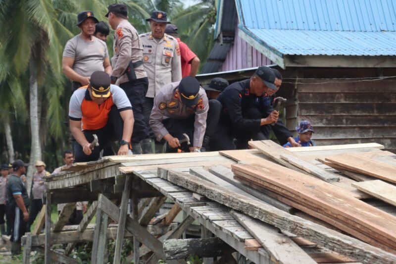 TargetNews.ID/Foto/Kepedulian Polri terhadap masyarakat kembali dibuktikan. Polres Tanjung Jabung Barat (Tanjab Barat) bergerak cepat merenovasi jembatan vital di Desa Kuala Baru, Kecamatan Seberang Kota, pada Jumat (12/12/2025), demi memastikan akses aman bagi anak-anak menuju sekolah.
