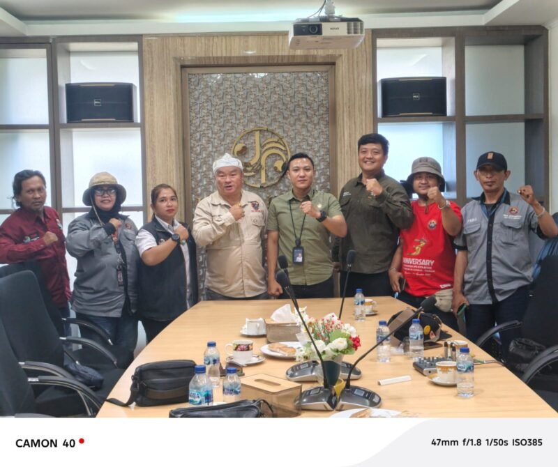 TargetNews.ID/Foto/Ketua IWO Indonesia DPD Kota Bekasi, Nio Helen, bersama jajaran pengurus melaksanakan kunjungan silaturahmi ke Kantor Jasa Raharja Perwakilan Bekasi. Rombongan diterima hangat oleh Kepala Perwakilan, Eko Prasetyo, dalam suasana penuh keakraban, keterbukaan, dan komunikasi produktif.