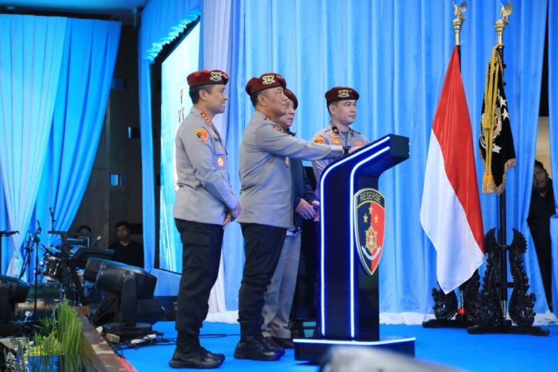 TargetNews.ID/Foto/Wakil Kepala Kepolisian Republik Indonesia (Wakapolri), Prof Dr Dedi Prasetyo, S.H, MHum, Msi, MM, meresmikan Louncing Aplikasi Layanan Pengaduan Reserse Bareskrim Mabes Polri, Jumat (12/12/2025).