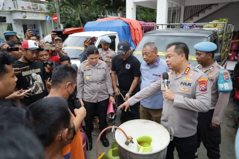 TargetNews.ID/Foto/Polrestabes Surabaya Polda Jatim berhasil mengungkap dugaan tindak pidana penyalahgunaan pengangkutan dan niaga Liquefied Petroleum Gas (LPG) bersubsidi, Pada Kamis, 4 Desember 2025 sekitar pukul 15.30 Wib.