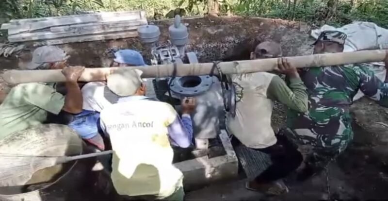 Babinsa Desa Boro Bersama Poktan Makmur Perbaiki Diesel Pompa Pertanian
