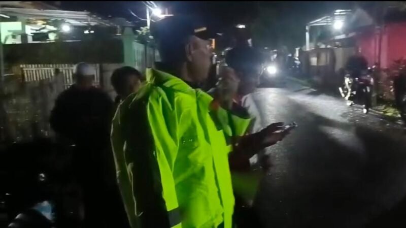 TargetNews.ID/Foto/Polres Probolinggo Polda Jatim bergerak cepat membantu warga yang terdampak banjir dan jembatan putus di Kecamatan Tiris pada Kamis (11/12/2025) malam.