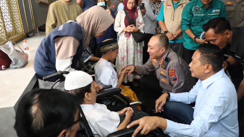 TargetNews.ID/Foto/Kepedulian terhadap kesehatan anak sekaligus penguatan nilai keagamaan ditunjukkan Polresta Malang Kota Polda Jatim melalui kegiatan Khitan Bahagia secara gratis di Ballroom Sanika Satyawada Polresta Malang Kota, Sabtu (13/12).