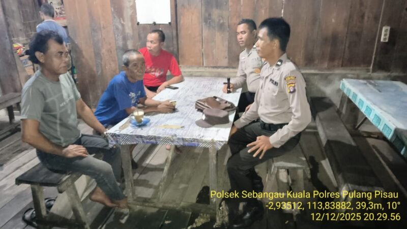 Sambangi Warga Dengan Humanis, personel Polsek Sebangau Kuala Sampaikan Pesan Kamtibmas kepada Warganya