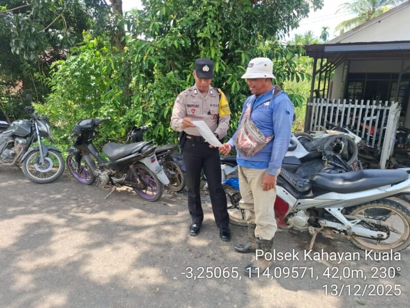 Personel Polsek Kahayan Kuala melaksanakan sosialisasi Maklumat Kapolda Kateng terkait mengemukakan pendapat di muka umum