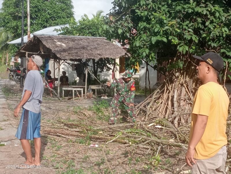 Peduli Lingkungan, Anggota Koramil 05/Pemangkat Bersama Warga Bersihkan Ranting Pohon Tumbang ke Jalan