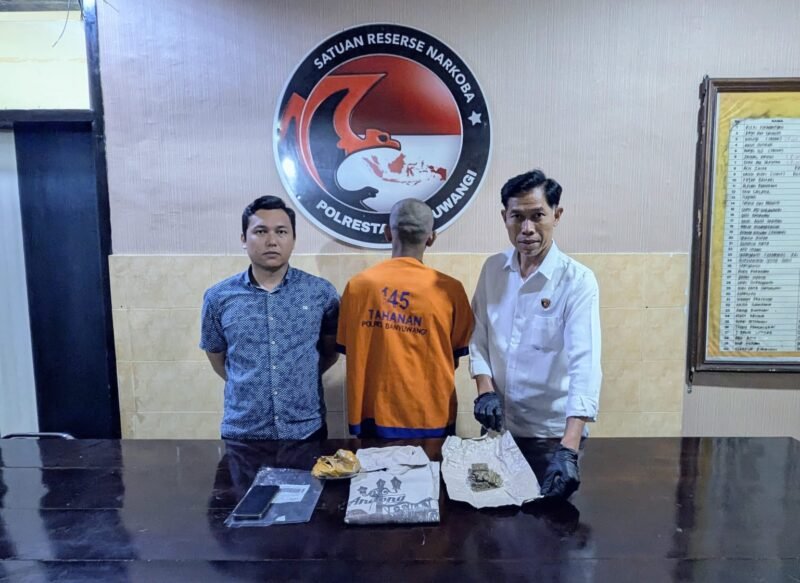 TargetNews.ID/Foto/Satresnarkoba Polresta Banyuwangi Polda Jatim berhasil mengungkap kasus peredaran gelap narkotika jenis ganja di wilayah Rogojampi pada Rabu (10/12/2025).