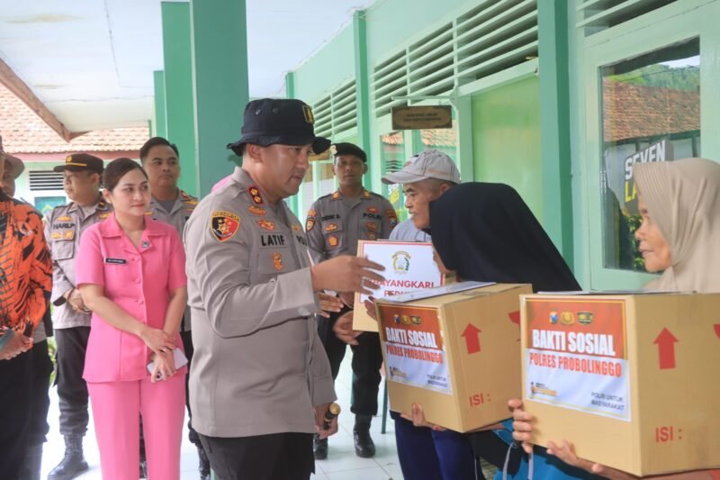 TargetNews.ID/Foto/Kapolres Probolinggo AKBP M Wahyudin Latif, melaksanakan kegiatan bakti sosial dengan memberikan bantuan sembako kepada warga terdampak banjir dan jembatan putus di Kecamatan Tiris, Kabupaten Probolinggo, Sabtu (13/12/2025).