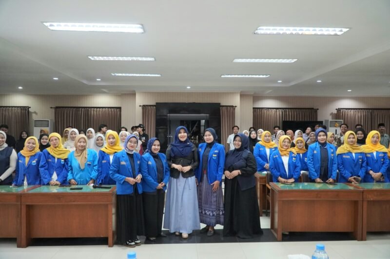 TargetNews.ID/Foto/Di tengah semilir angin Pantai Kelapa Tuban, Anggota Dewan Perwakilan Daerah (DPD) RI Dapil Jawa Timur, Lia Istifhama, mengajak kader Fatayat NU Tuban untuk memaknai nilai-nilai kebangsaan melalui tindakan sederhana yang penuh manfaat. Hal itu disampaikan Ning Lia saat menggelar Sosialisasi Empat Pilar Kebangsaan MPR RI, Sabtu (13/12).