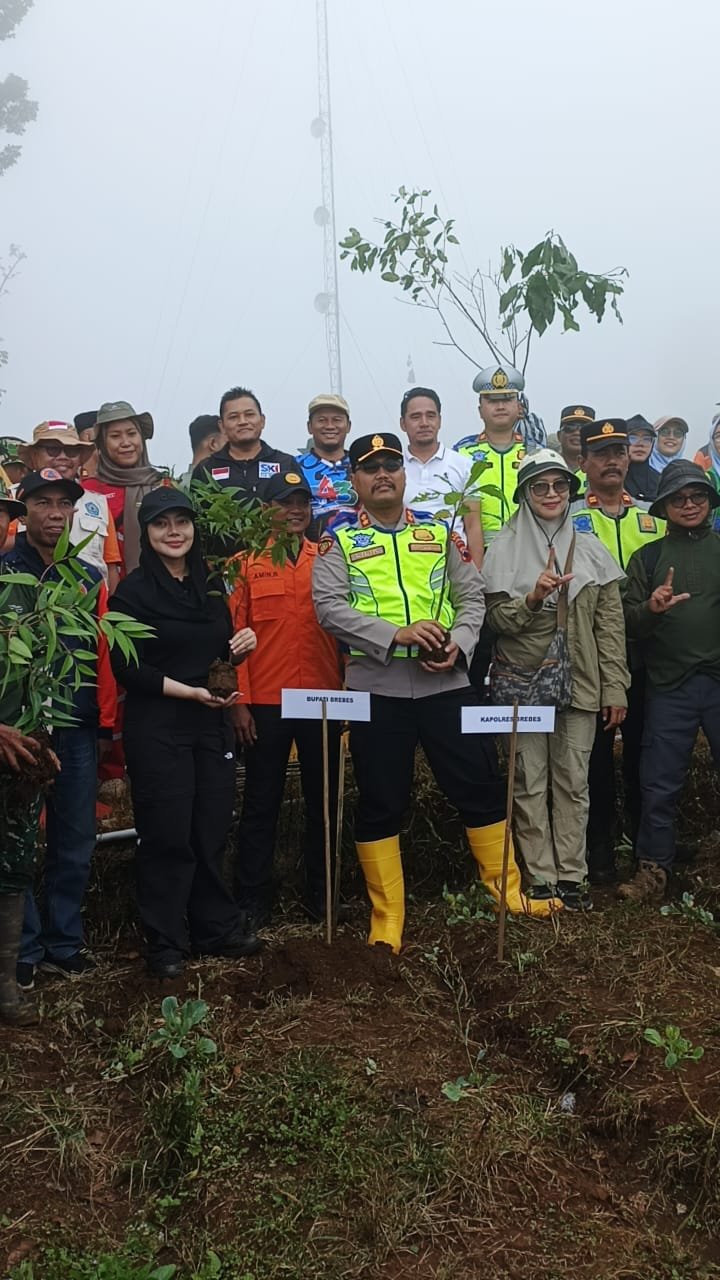 TargetNews.id/Foto/Stadion Karangbirahi Kabupaten Brebes berubah menjadi lautan cahaya dan suara ketika Dewa 19 tampil spektakuler pada konser musik Naragigs Brebes 2025. Meski gerimis turun saat band legendaris itu naik ke panggung, ribuan penonton tetap bertahan dan justru semakin bersemangat menyanyikan lagu-lagu hits, Sabtu (13/12/2025) malam.