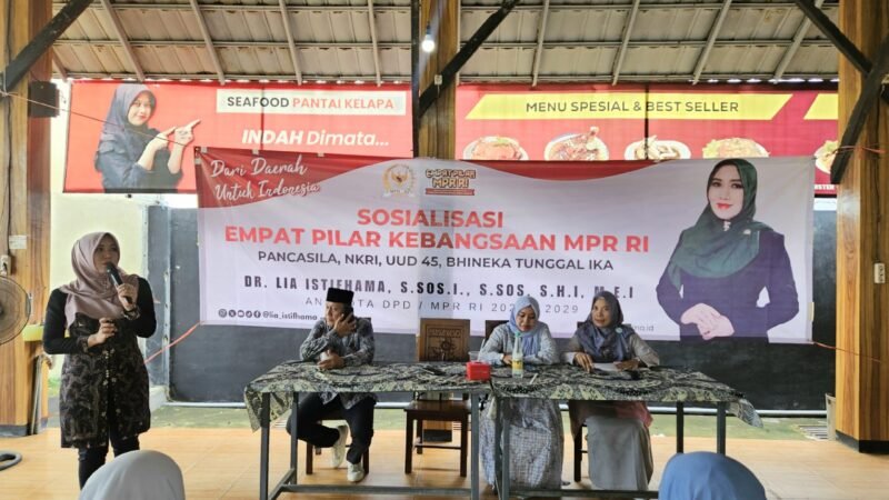 TargetNews.ID/Foto/Di tengah semilir angin Pantai Kelapa Tuban, Anggota Dewan Perwakilan Daerah (DPD) RI Dapil Jawa Timur, Lia Istifhama, mengajak kader Fatayat NU Tuban untuk memaknai nilai-nilai kebangsaan melalui tindakan sederhana yang penuh manfaat. Hal itu disampaikan Ning Lia saat menggelar Sosialisasi Empat Pilar Kebangsaan MPR RI, Sabtu (13/12).