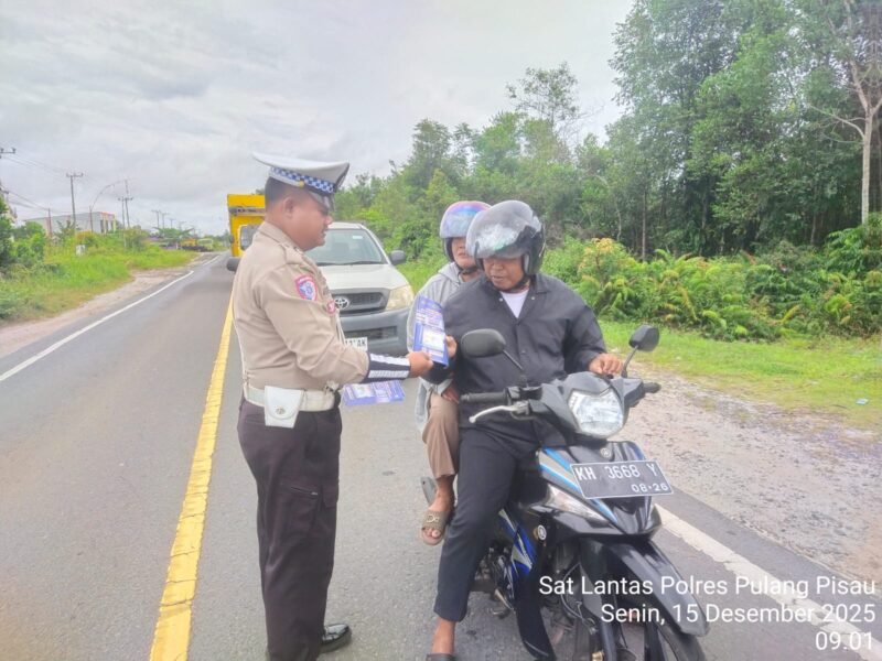 Pembagian brosur Kamseltibcarlantas kepada pengendara sebagai sarana sosialisasi patuh berkendara