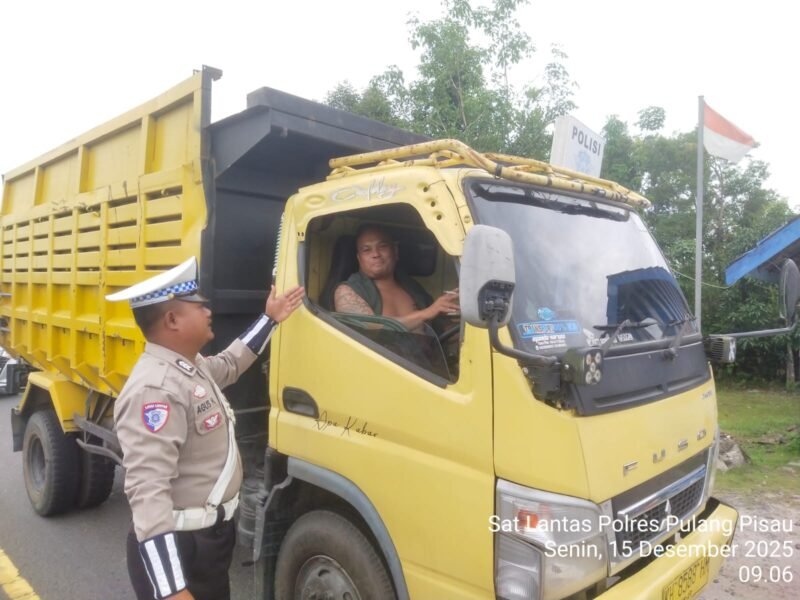 Anggota Satlantas Polres Pulang Pisau, Memberi Teguran Kepada Pengemudi Yang Tidak Menggunakan Sabuk Pengaman dengan baik