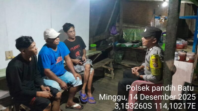 BHABINKAMTIBMAS POLSEK PANDIH BATU POLRES PULANG PISAU LAKUKAN PENGECEKAN POS KAMLING DI WILKUM POLSEK PANDIH BATU
