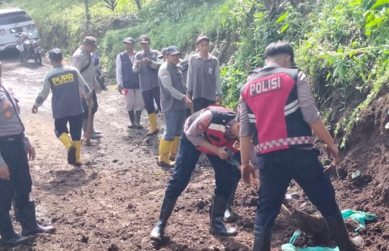 TargetNews.ID/Foto/Polres Probolinggo Bersama Warga Bersihkan Material Pascabanjir Bandang di Tiris