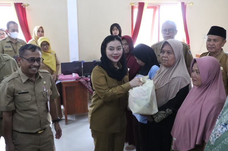 TargetNews.ID/Foto/Bupati Brebes Bersama Dinas PUBMCK Serahkan Hasil Program Desa Dampingan