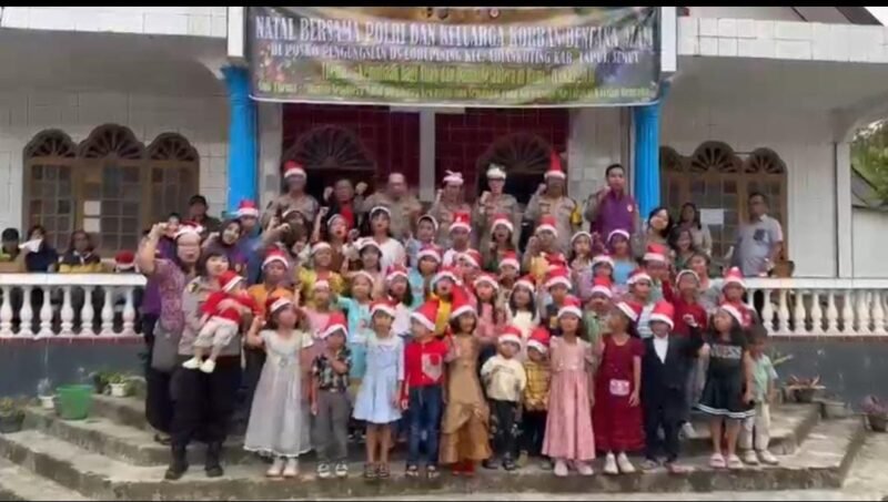 TargetNews.ID/Foto/Rayakan Natal Bersama Warga Terdampak Bencana, Polri Hadir di Dua Gereja HKBP Tapanuli Utara