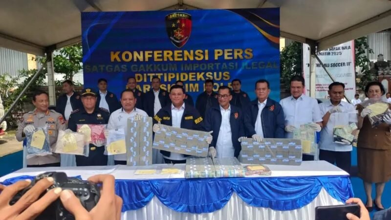 TargetNews.ID/Foto/Bareskrim & Polda Bali Bongkar Thrifting Ilegal Rp1,3 T, 2 Tersangka Ditangkap di Tabanan