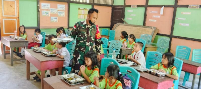 Babinsa Sebunga Sajingan Besar Lakukan Pendampingan Pendistribusian MBG di Wilayah Binaan