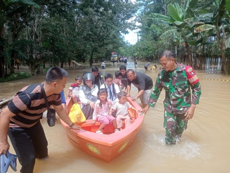 Banjir Rendam Sejumlah Permukiman, Babinsa Koramil 1008-04/Tanta–Murung Pudak Lakukan Evakuasi
