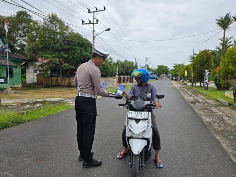 Polres Pulang Pisau Rutin Setiap Pagi Bagikan Brosur Tertib Berlalu Lintas