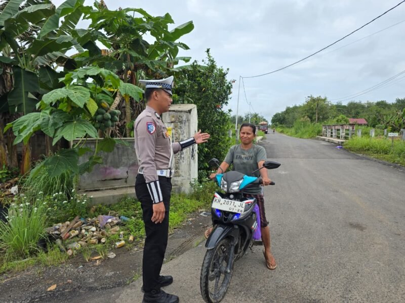 Gatur Pagi Personel Sat Lantas Polres Pulang Pisau, Tegur Pengendara Yang Kedapatan Tidak Menggunakan Helm Saat Berkendara