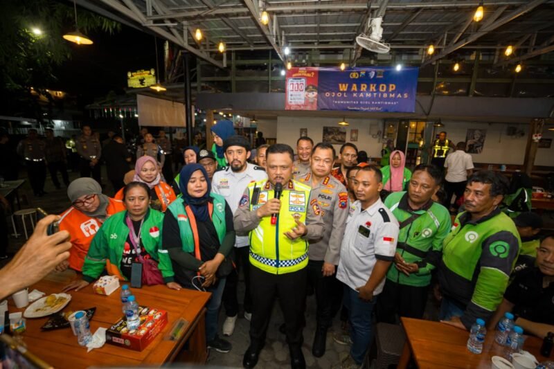 TargetNews.ID/Foto/Wujud Sinergi Kakorlantas Polri, Driver Ojol Surabaya Diajak Jadi Pelopor Tertib Lalu Lintas