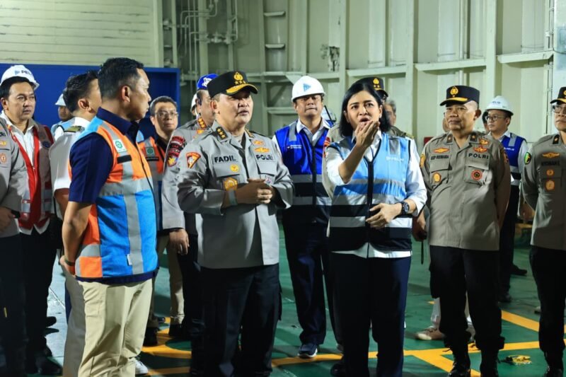 TargetNews.ID/Foto/Polri Terus Kirimkan Pasukan serta Logistik ke Wilayah Terdampak Bencana di Sumatera, Sinergi Kemanusiaan Bersama PT Pelni