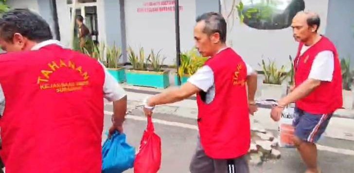 TargetNews.ID/Foto/BOS PT, Pragita Perbawa Pustaka Menjalani Tahap II Di Kejari Surabaya Kasus Kekerasan Seksual di Surabaya