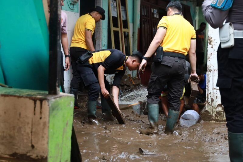 Foto: Polres Jember Terjunkan Personel Bantu Warga Terdampak Banjir