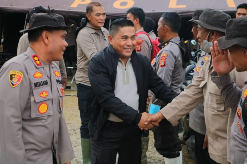TargetNews.ID/Foto/Kepala Badan Pemelihara Keamanan (Kabaharkam) Polri, Komisaris Jenderal Polisi Karyoto, S.I.K., M.H., melaksanakan peninjauan Posko Bencana di Kabupaten Aceh Tamiang. Kegiatan ini dilakukan dalam rangka memastikan kelancaran pendistribusian bantuan logistik bagi masyarakat yang terdampak bencana alam di wilayah Provinsi Sumatera Utara dan Provinsi Aceh.