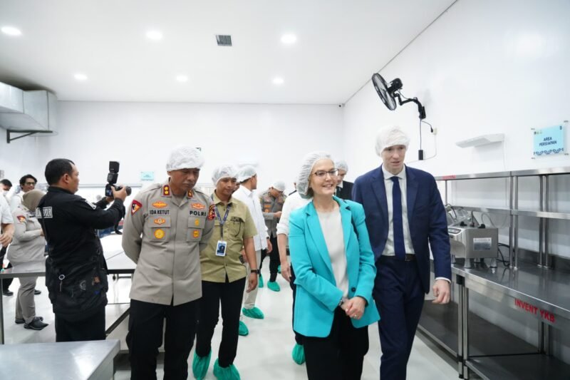 TargetNews.ID/Foto/SPPG Polri Pejaten sebelumnya telah mendapat sorotan internasional melalui kunjungan Rockefeller Foundation pada 9 Oktober 2025, yang dipimpin Elizabeth Yee (Executive Vice President Rockefeller Foundation). Dalam kunjungan tersebut, Rockefeller Foundation mengapresiasi inovasi Polri dalam membangun sistem penyediaan pangan bergizi yang efisien, aman, dan memberdayakan masyarakat, serta menilai SPPG Polri sebagai model percontohan tata kelola pangan berkelanjutan. Sorotan ini menjadi latar belakang meningkatnya perhatian komunitas internasional terhadap model MBG Polri.