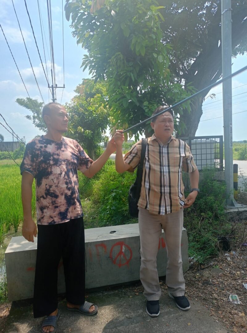 Foto: Kabel PLN dan fiber optic Berserakan, Warga Desa Bagun Sari Resah dan Khawatir Keselamatan