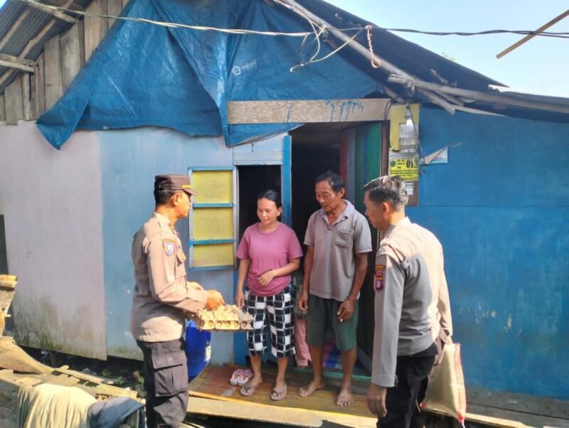 Indahnya Berbagi, Satbinmas Polres Pulang Pisau Bagikan Sembako kepada Warga Kurang Mampu