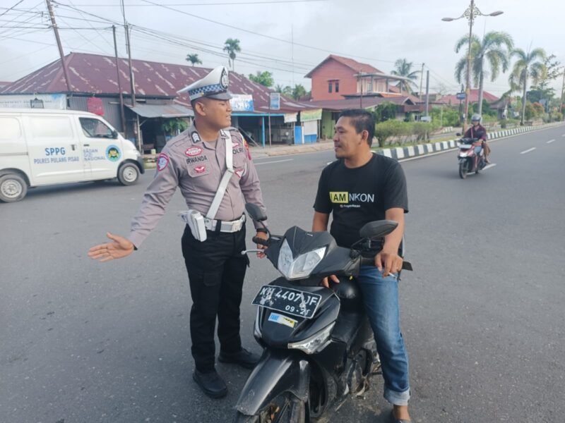 Jaga Ketertiban Lalu Lintas, Sat Lantas Polres Pulang Pisau Beri Teguran Pengendara Tidak Mengunakan Helm