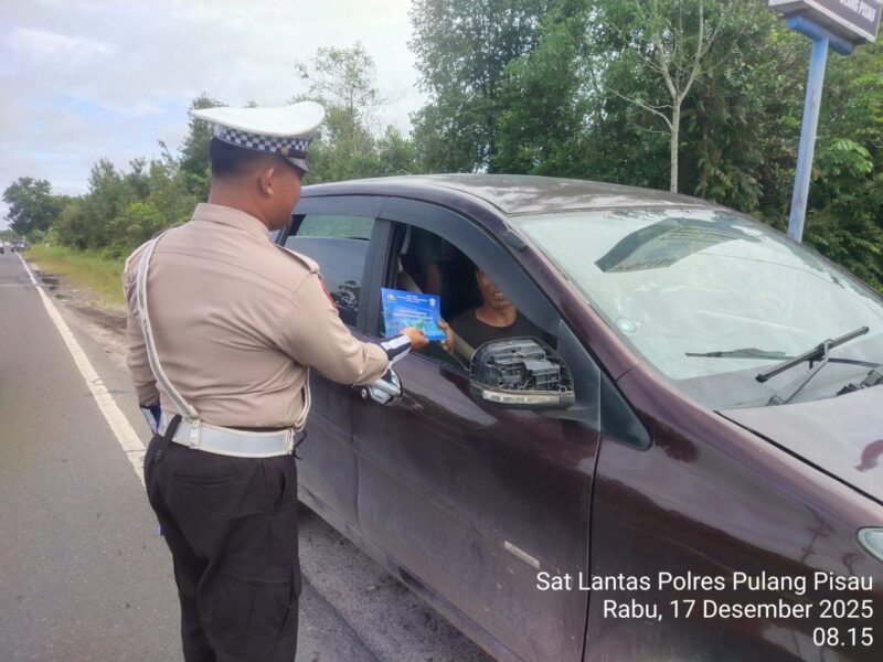 Personel Lantas Memberikan Himbauan Dan Pembagian Brosur Kamseltibcarlantas
