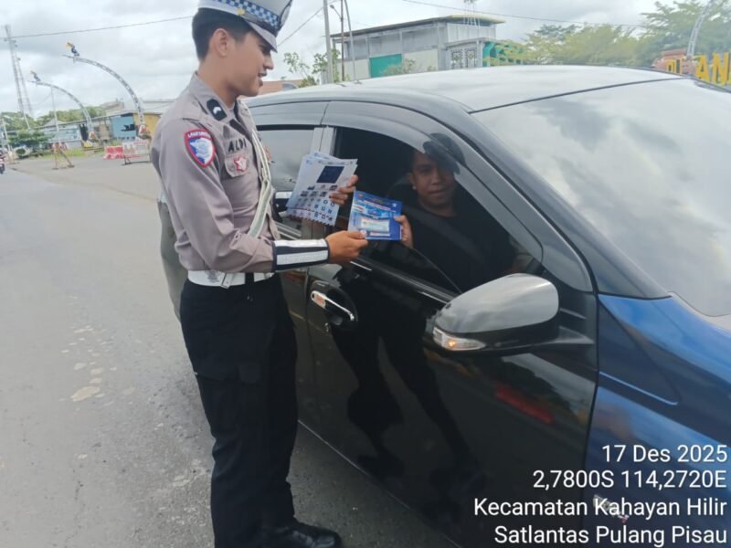 Satlantas Polres Pulang Pisau Gencarkan Edukasi Keselamatan Berkendara Melalui Pembagian Brosur