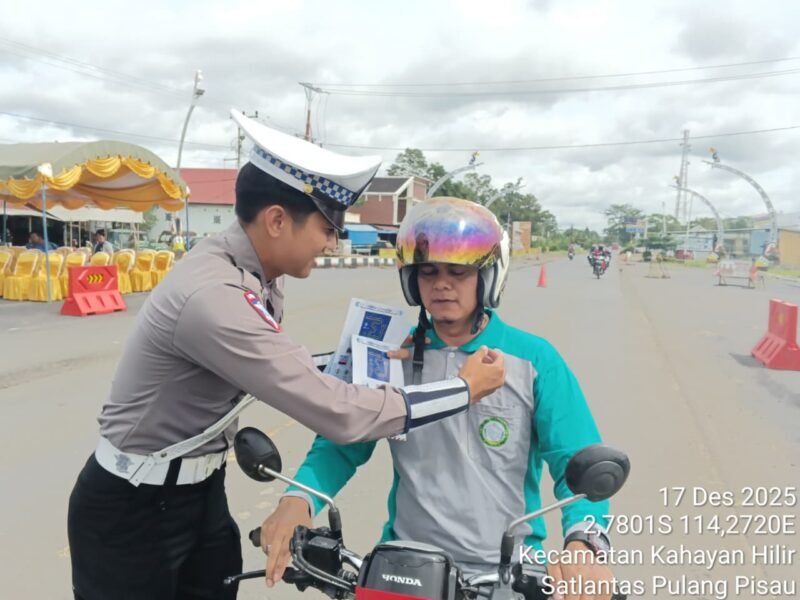 Petugas Satlantas Ingatkan Pengendara R2 Agar Meng “Klik” Helm Saat Berkendara