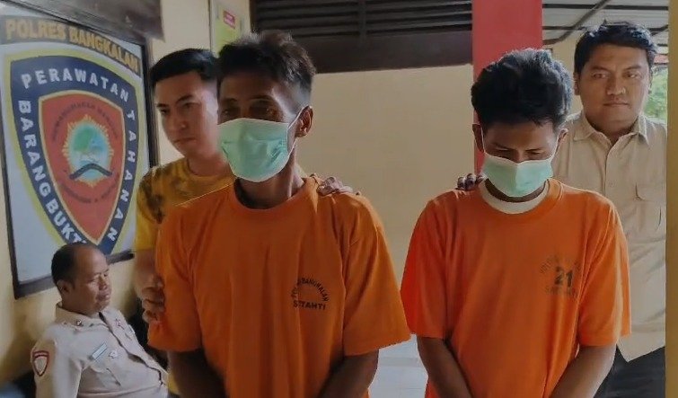 TargetNews.ID/Foto/Satuan Reserse Narkoba (Satresnarkoba) Polres Bangkalan berhasil mengungkap kasus tindak pidana narkotika jenis sabu. Pengungkapan tersebut disampaikan langsung oleh Kasatnarkoba Polres Bangkalan IPTU Kiswoyo Supriyanto, didampingi Plt Kasi Humas Polres Bangkalan IPDA Agung Intama.