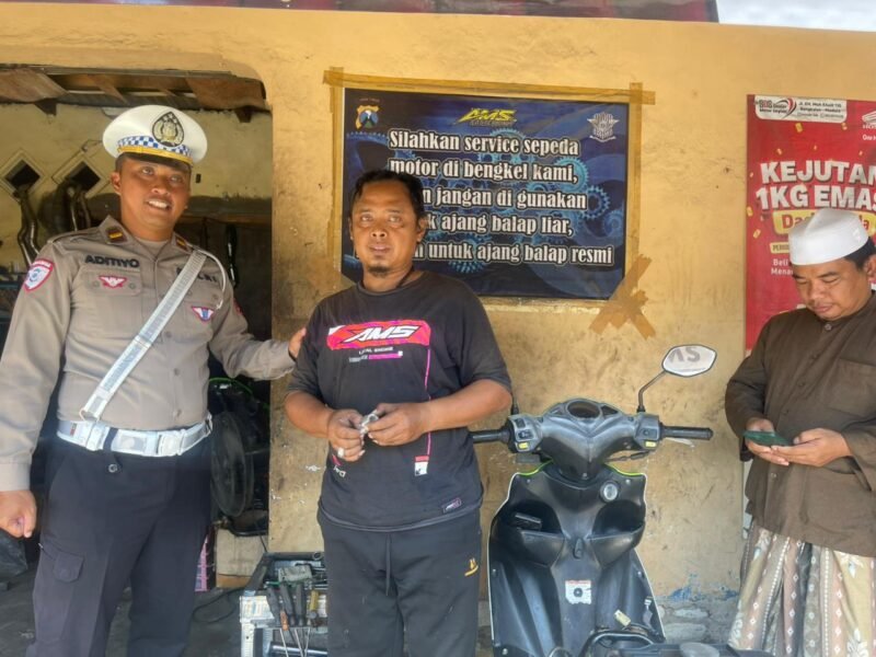 TargetNews.ID/Foto/Dalam rangka menciptakan situasi keamanan, keselamatan, ketertiban, dan kelancaran lalu lintas (Kamseltibcarlantas) menjelang Natal dan Tahun Baru 2026, Satlantas Polres Bangkalan melaksanakan kegiatan himbauan dan sosialisasi larangan penggunaan knalpot tidak sesuai spesifikasi teknis (knalpot brong).