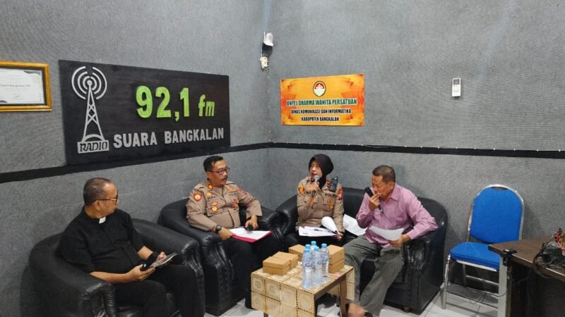 TargetNews.ID/Foto/Dalam rangka menjaga kelancaran lalu lintas, keamanan, dan kenyamanan masyarakat pada perayaan Nataru (Natal 2025 dan Tahun Baru 2026), Polres Bangkalan bersama tokoh umat melaksanakan talkshow di Radio 92.1 FM Suara Bangkalan, Kamis (18/12/2025).