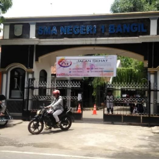 TargetNews.ID/Foto/Kepala Sekolah dan Humas SMA 1 Bangil Dikritik Menghindar Tidak Mau Menemui Rekan-Rekan Media